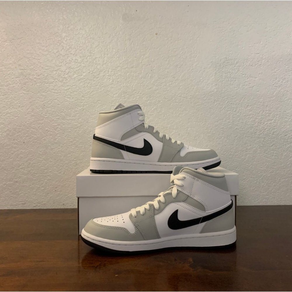 Nike Wmns Air Jordan 1 Mid 'Light Smoke Grey' BQ6472-015 Women's Size 9 - Picture 2 of 7